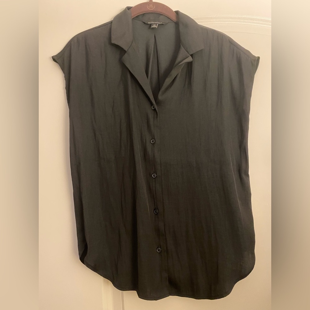 NWOT Banana Republic XS Black Button-Up Blouse